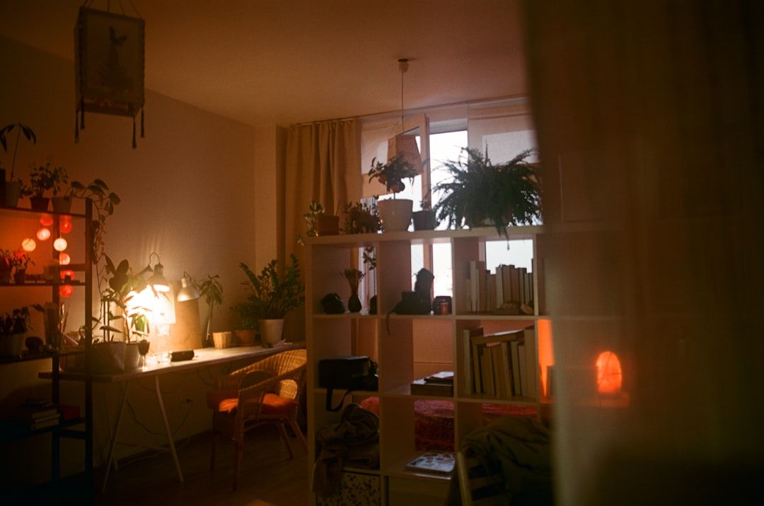 Warm beleuchteter Wohn- und Arbeitsbereich am Abend.