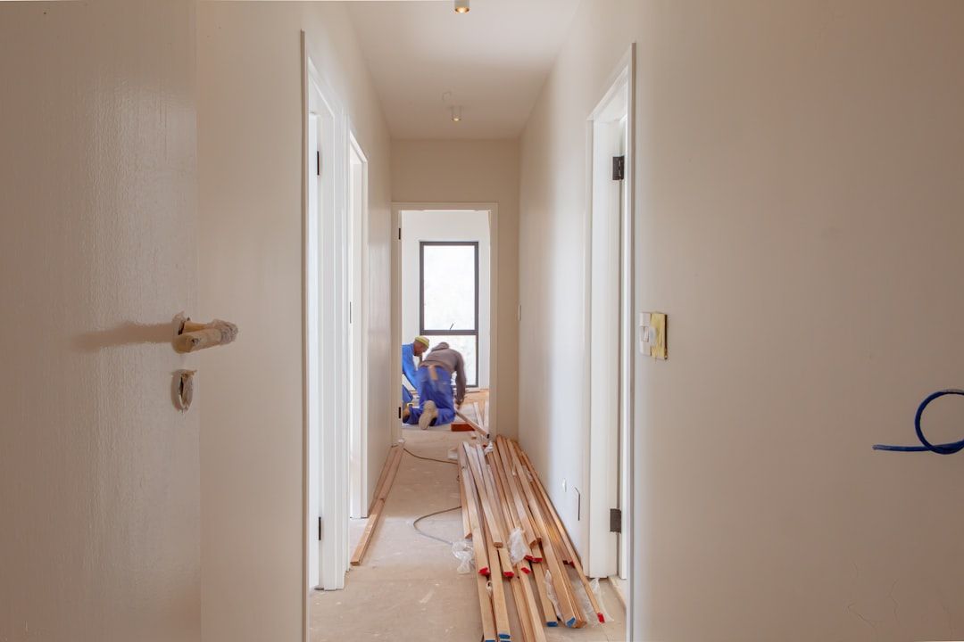 Wohnung während der Renovierung mit Leiter im Flur.