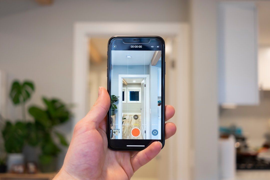 Smartphone vor einer Wohnungstür.