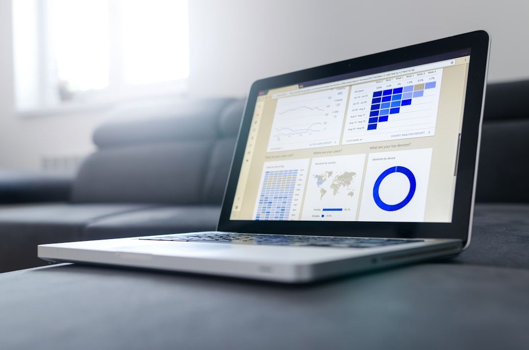 Laptop mit geöffnetem Analyse-Dashboard.