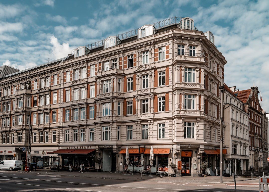 Historisches Wohn- und Geschäftshaus an einer Straßenecke.
