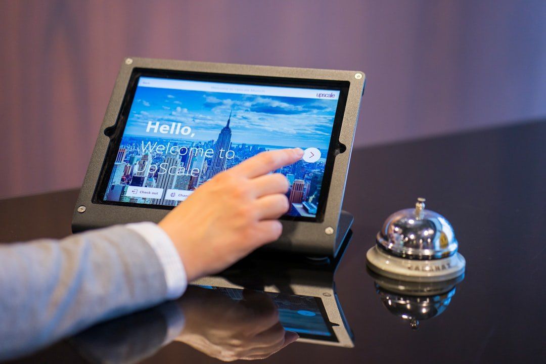 Digitale Anmeldung an einem Tablet auf einem Hotelempfang.